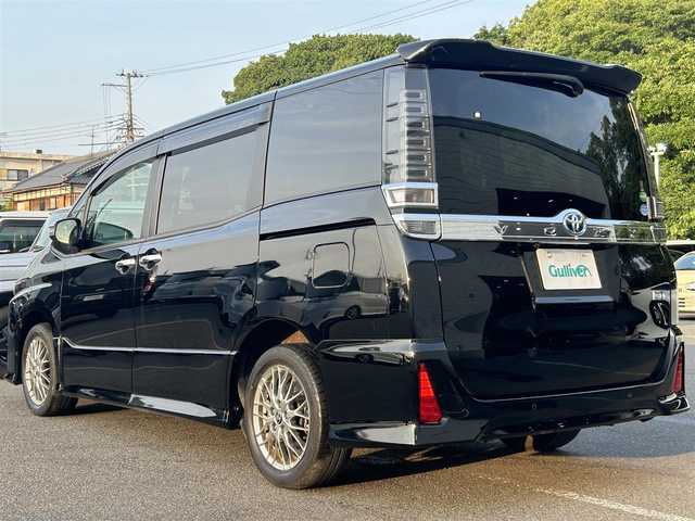 トヨタ ヴォクシー ZS 大阪府 2017(平29)年 5万km ブラック フリップダウンモニター/純正10インチナビ(BT/フルセグ/DVD)/バックモニター/クルーズコントロール/プリクラッシュセーフティー/レーンキープアシスト/アイドリングストップ/盗難防止装置/両側パワースライドドア/ETC/LEDヘッドライト/オートライト/ドライブレコーダー/純正フロアマット/純正アルミホイール/エンジンスタートボタン