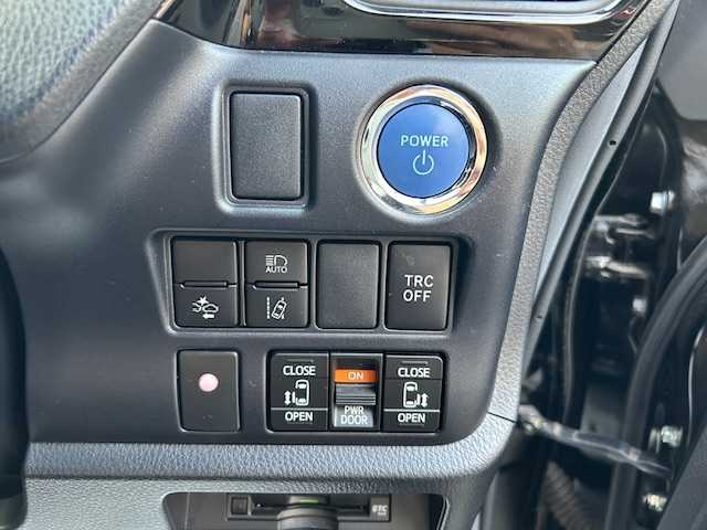 トヨタ ヴォクシー ZS 大阪府 2017(平29)年 5万km ブラック フリップダウンモニター/純正10インチナビ(BT/フルセグ/DVD)/バックモニター/クルーズコントロール/プリクラッシュセーフティー/レーンキープアシスト/アイドリングストップ/盗難防止装置/両側パワースライドドア/ETC/LEDヘッドライト/オートライト/ドライブレコーダー/純正フロアマット/純正アルミホイール/エンジンスタートボタン