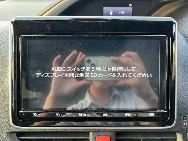 トヨタ ヴォクシー ZS 大阪府 2017(平29)年 5万km ブラック フリップダウンモニター/純正10インチナビ(BT/フルセグ/DVD)/バックモニター/クルーズコントロール/プリクラッシュセーフティー/レーンキープアシスト/アイドリングストップ/盗難防止装置/両側パワースライドドア/ETC/LEDヘッドライト/オートライト/ドライブレコーダー/純正フロアマット/純正アルミホイール/エンジンスタートボタン