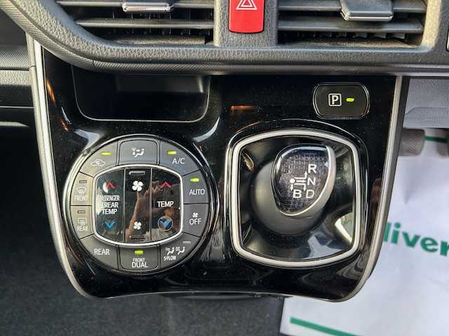 トヨタ ヴォクシー ZS 大阪府 2017(平29)年 5万km ブラック フリップダウンモニター/純正10インチナビ(BT/フルセグ/DVD)/バックモニター/クルーズコントロール/プリクラッシュセーフティー/レーンキープアシスト/アイドリングストップ/盗難防止装置/両側パワースライドドア/ETC/LEDヘッドライト/オートライト/ドライブレコーダー/純正フロアマット/純正アルミホイール/エンジンスタートボタン