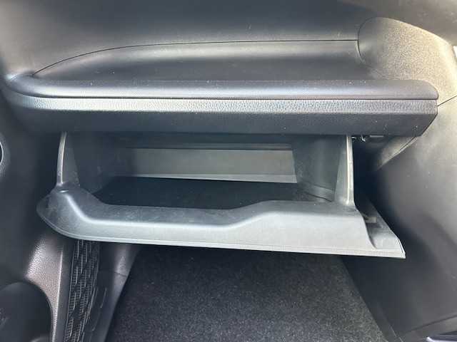 トヨタ ヴォクシー ZS 大阪府 2017(平29)年 5万km ブラック フリップダウンモニター/純正10インチナビ(BT/フルセグ/DVD)/バックモニター/クルーズコントロール/プリクラッシュセーフティー/レーンキープアシスト/アイドリングストップ/盗難防止装置/両側パワースライドドア/ETC/LEDヘッドライト/オートライト/ドライブレコーダー/純正フロアマット/純正アルミホイール/エンジンスタートボタン