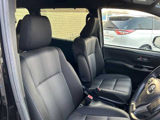 トヨタ ヴォクシー ZS 大阪府 2017(平29)年 5万km ブラック フリップダウンモニター/純正10インチナビ(BT/フルセグ/DVD)/バックモニター/クルーズコントロール/プリクラッシュセーフティー/レーンキープアシスト/アイドリングストップ/盗難防止装置/両側パワースライドドア/ETC/LEDヘッドライト/オートライト/ドライブレコーダー/純正フロアマット/純正アルミホイール/エンジンスタートボタン