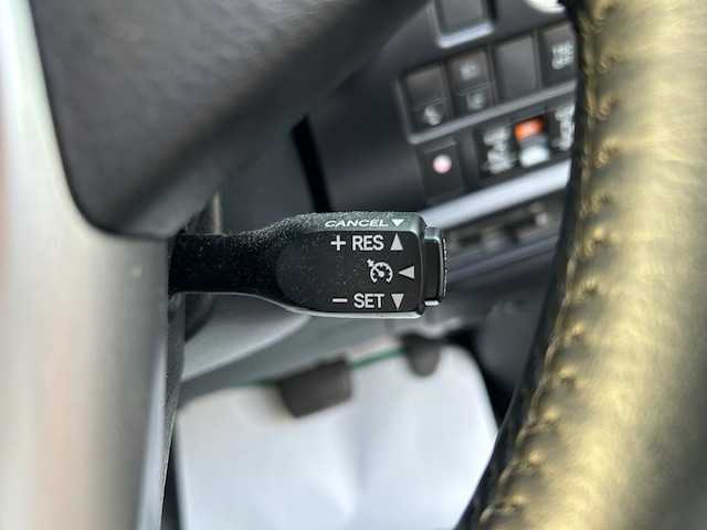 トヨタ ヴォクシー ZS 大阪府 2017(平29)年 5万km ブラック フリップダウンモニター/純正10インチナビ(BT/フルセグ/DVD)/バックモニター/クルーズコントロール/プリクラッシュセーフティー/レーンキープアシスト/アイドリングストップ/盗難防止装置/両側パワースライドドア/ETC/LEDヘッドライト/オートライト/ドライブレコーダー/純正フロアマット/純正アルミホイール/エンジンスタートボタン