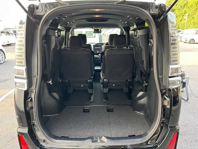 トヨタ ヴォクシー ZS 大阪府 2017(平29)年 5万km ブラック フリップダウンモニター/純正10インチナビ(BT/フルセグ/DVD)/バックモニター/クルーズコントロール/プリクラッシュセーフティー/レーンキープアシスト/アイドリングストップ/盗難防止装置/両側パワースライドドア/ETC/LEDヘッドライト/オートライト/ドライブレコーダー/純正フロアマット/純正アルミホイール/エンジンスタートボタン