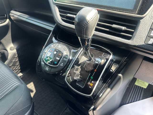 トヨタ ヴォクシー ZS 大阪府 2017(平29)年 5万km ブラック フリップダウンモニター/純正10インチナビ(BT/フルセグ/DVD)/バックモニター/クルーズコントロール/プリクラッシュセーフティー/レーンキープアシスト/アイドリングストップ/盗難防止装置/両側パワースライドドア/ETC/LEDヘッドライト/オートライト/ドライブレコーダー/純正フロアマット/純正アルミホイール/エンジンスタートボタン