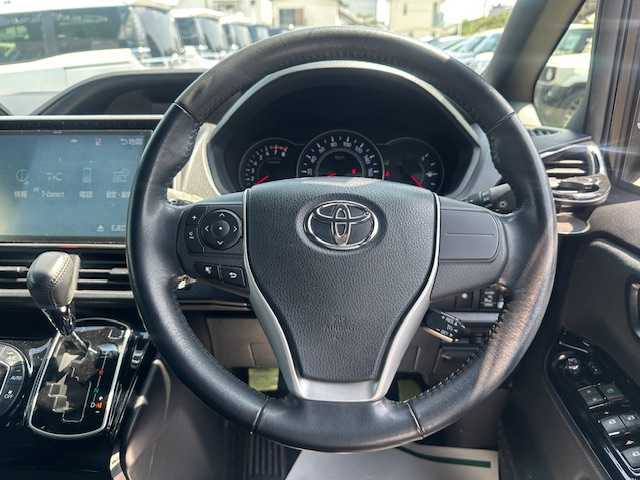 トヨタ ヴォクシー ZS 大阪府 2017(平29)年 5万km ブラック フリップダウンモニター/純正10インチナビ(BT/フルセグ/DVD)/バックモニター/クルーズコントロール/プリクラッシュセーフティー/レーンキープアシスト/アイドリングストップ/盗難防止装置/両側パワースライドドア/ETC/LEDヘッドライト/オートライト/ドライブレコーダー/純正フロアマット/純正アルミホイール/エンジンスタートボタン