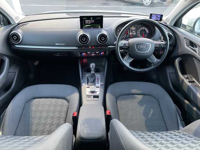 アウディ Ａ３ セダン 1．4 TFSI 長野県 2017(平29)年 6.7万km 白 禁煙車/純正ナビ（CD/DVD/フルセグTV/Bluetooth）/バックカメラ/ETC/アダプティブクルーズコントロール/革巻きステアリング/ステアリングスイッチ/パドルシフト/ドライブレコーダー/LEDヘッドライト/オートライト/スマートキー/Pスタート/電動格納ミラー/純正16インチAW/純正フロアマット/純正AWスタッドレス積み込み