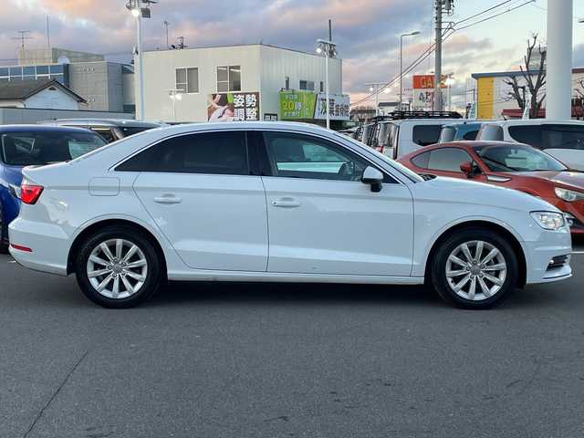 アウディ Ａ３ セダン 1．4 TFSI 長野県 2017(平29)年 6.7万km 白 禁煙車/純正ナビ（CD/DVD/フルセグTV/Bluetooth）/バックカメラ/ETC/アダプティブクルーズコントロール/革巻きステアリング/ステアリングスイッチ/パドルシフト/ドライブレコーダー/LEDヘッドライト/オートライト/スマートキー/Pスタート/電動格納ミラー/純正16インチAW/純正フロアマット/純正AWスタッドレス積み込み