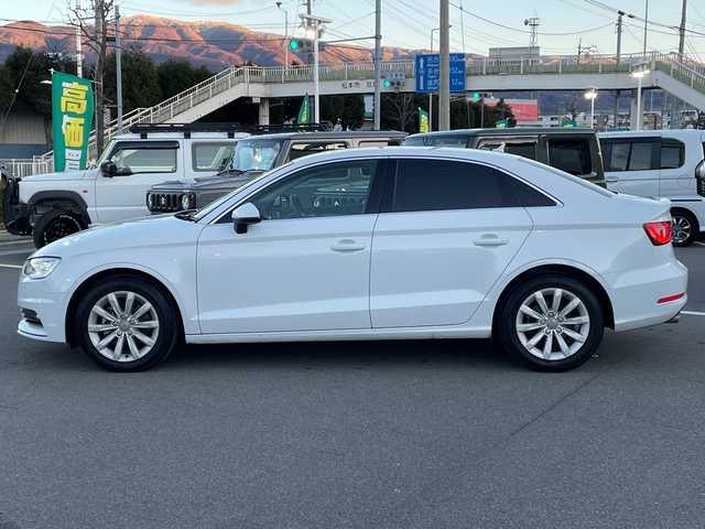 アウディ Ａ３ セダン 1．4 TFSI 長野県 2017(平29)年 6.7万km 白 禁煙車/純正ナビ（CD/DVD/フルセグTV/Bluetooth）/バックカメラ/ETC/アダプティブクルーズコントロール/革巻きステアリング/ステアリングスイッチ/パドルシフト/ドライブレコーダー/LEDヘッドライト/オートライト/スマートキー/Pスタート/電動格納ミラー/純正16インチAW/純正フロアマット/純正AWスタッドレス積み込み