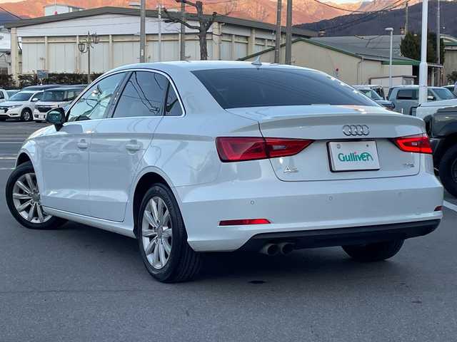 アウディ Ａ３ セダン 1．4 TFSI 長野県 2017(平29)年 6.7万km 白 禁煙車/純正ナビ（CD/DVD/フルセグTV/Bluetooth）/バックカメラ/ETC/アダプティブクルーズコントロール/革巻きステアリング/ステアリングスイッチ/パドルシフト/ドライブレコーダー/LEDヘッドライト/オートライト/スマートキー/Pスタート/電動格納ミラー/純正16インチAW/純正フロアマット/純正AWスタッドレス積み込み
