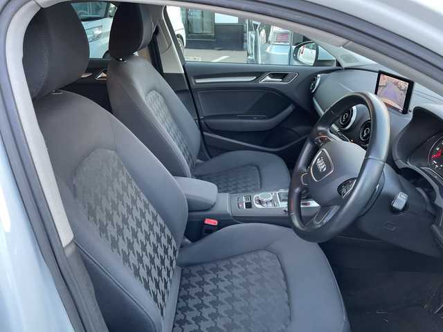 アウディ Ａ３ セダン 1．4 TFSI 長野県 2017(平29)年 6.7万km 白 禁煙車/純正ナビ（CD/DVD/フルセグTV/Bluetooth）/バックカメラ/ETC/アダプティブクルーズコントロール/革巻きステアリング/ステアリングスイッチ/パドルシフト/ドライブレコーダー/LEDヘッドライト/オートライト/スマートキー/Pスタート/電動格納ミラー/純正16インチAW/純正フロアマット/純正AWスタッドレス積み込み