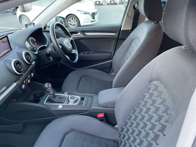 アウディ Ａ３ セダン 1．4 TFSI 長野県 2017(平29)年 6.7万km 白 禁煙車/純正ナビ（CD/DVD/フルセグTV/Bluetooth）/バックカメラ/ETC/アダプティブクルーズコントロール/革巻きステアリング/ステアリングスイッチ/パドルシフト/ドライブレコーダー/LEDヘッドライト/オートライト/スマートキー/Pスタート/電動格納ミラー/純正16インチAW/純正フロアマット/純正AWスタッドレス積み込み