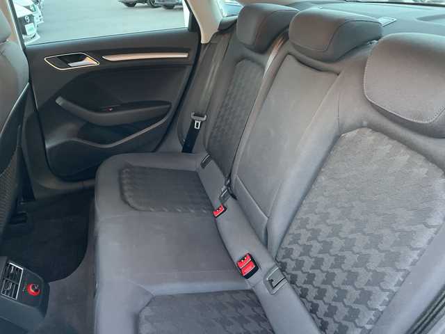 アウディ Ａ３ セダン 1．4 TFSI 長野県 2017(平29)年 6.7万km 白 禁煙車/純正ナビ（CD/DVD/フルセグTV/Bluetooth）/バックカメラ/ETC/アダプティブクルーズコントロール/革巻きステアリング/ステアリングスイッチ/パドルシフト/ドライブレコーダー/LEDヘッドライト/オートライト/スマートキー/Pスタート/電動格納ミラー/純正16インチAW/純正フロアマット/純正AWスタッドレス積み込み