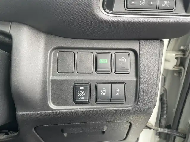 日産 セレナ X Vセレクション 富山県 2018(平30)年 8.9万km ブリリアントホワイトパール 2トーン ワンオーナー/純正9型ナビ/フルセグTV/両側パワースライドドア/アラウンドビューモニター/ビルトインETC/ドライブレコーダー/後席用フリップダウンモニター/インテリジェントクルーズコントロール/セーフティバックB/・プロパイロット/・車線逸脱防止支援システム/・SRSエアバック(サイド/カーテン)/・スマートルームミラー/・踏み間違い衝突防止アシスト/・インテリジェントパーキングアシスト/・進入禁止標識検知/・フロント/バックソナー/純正オプLEDヘッドランプ/デュアルオートエアコン/社外15インチアルミホイール/スマートキー/プッシュエンジンスターター/禁煙車