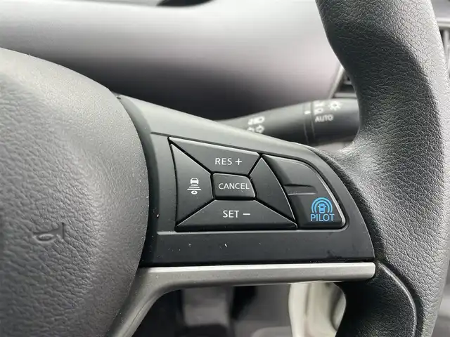 日産 セレナ X Vセレクション 富山県 2018(平30)年 8.9万km ブリリアントホワイトパール 2トーン ワンオーナー/純正9型ナビ/フルセグTV/両側パワースライドドア/アラウンドビューモニター/ビルトインETC/ドライブレコーダー/後席用フリップダウンモニター/インテリジェントクルーズコントロール/セーフティバックB/・プロパイロット/・車線逸脱防止支援システム/・SRSエアバック(サイド/カーテン)/・スマートルームミラー/・踏み間違い衝突防止アシスト/・インテリジェントパーキングアシスト/・進入禁止標識検知/・フロント/バックソナー/純正オプLEDヘッドランプ/デュアルオートエアコン/社外15インチアルミホイール/スマートキー/プッシュエンジンスターター/禁煙車