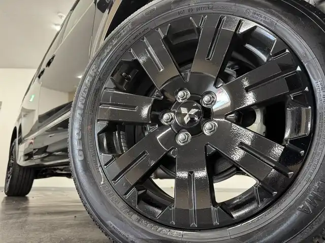 三菱 デリカＤ：５ シャモニー 三重県 2025(令7)年 0.1千km 黒Ⅱ 登録済未使用車/2.2L ディーゼルターボ/パートタイム4WD/MTモード付インパネ8AT/マルチアラウンドモニター/両側オートスライドドア/e-Assist/・衝突被害軽減ブレーキシステム［FCM］/・車線逸脱警報システム［LDW］/・レーダークルーズコントロールシステム［ACC］/・オートマチックハイビーム［AHB］/・誤発進抑制機能（前進時）/・後側方車両検知警報システム（レーンチェンジアシスト機能付）［BSW/LCA］/・後退時交差車両検知警報システム［RCTA］/など/装備/・ハーフレザーシート/・シートヒーター（D/N）/・パワーシート（D6way）/・エレクトリックテールゲート（電動バックドア）/・左右独立オートエアコン/・AC100V電源コンセント（100W）/・オートライト/・LED ヘッドランプ＋フロントフォグランプ/・パドルシフト/・オートワイパー/・自動防眩ルームミラー（カメラモニター内蔵）/・シャモニー専用 純正18inAW（ブラック塗装）/・プッシュスタート/・CHAMONIX専用OPボディカラー『ブラックダイヤモンド／ブラックマイカ［X47X42］［X3X］』/・保/取/・スマートキーx2/など