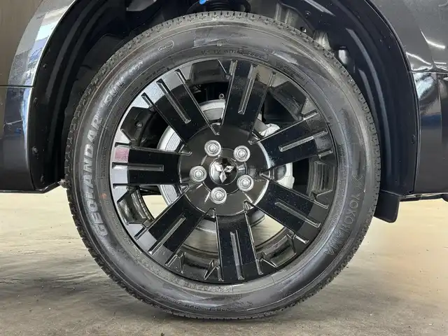 三菱 デリカＤ：５ シャモニー 三重県 2025(令7)年 0.1千km 黒Ⅱ 登録済未使用車/2.2L ディーゼルターボ/パートタイム4WD/MTモード付インパネ8AT/マルチアラウンドモニター/両側オートスライドドア/e-Assist/・衝突被害軽減ブレーキシステム［FCM］/・車線逸脱警報システム［LDW］/・レーダークルーズコントロールシステム［ACC］/・オートマチックハイビーム［AHB］/・誤発進抑制機能（前進時）/・後側方車両検知警報システム（レーンチェンジアシスト機能付）［BSW/LCA］/・後退時交差車両検知警報システム［RCTA］/など/装備/・ハーフレザーシート/・シートヒーター（D/N）/・パワーシート（D6way）/・エレクトリックテールゲート（電動バックドア）/・左右独立オートエアコン/・AC100V電源コンセント（100W）/・オートライト/・LED ヘッドランプ＋フロントフォグランプ/・パドルシフト/・オートワイパー/・自動防眩ルームミラー（カメラモニター内蔵）/・シャモニー専用 純正18inAW（ブラック塗装）/・プッシュスタート/・CHAMONIX専用OPボディカラー『ブラックダイヤモンド／ブラックマイカ［X47X42］［X3X］』/・保/取/・スマートキーx2/など