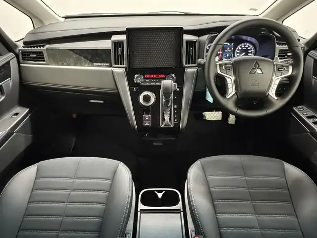 三菱 デリカＤ：５ シャモニー 三重県 2025(令7)年 0.1千km 黒Ⅱ 登録済未使用車/2.2L ディーゼルターボ/パートタイム4WD/MTモード付インパネ8AT/マルチアラウンドモニター/両側オートスライドドア/e-Assist/・衝突被害軽減ブレーキシステム［FCM］/・車線逸脱警報システム［LDW］/・レーダークルーズコントロールシステム［ACC］/・オートマチックハイビーム［AHB］/・誤発進抑制機能（前進時）/・後側方車両検知警報システム（レーンチェンジアシスト機能付）［BSW/LCA］/・後退時交差車両検知警報システム［RCTA］/など/装備/・ハーフレザーシート/・シートヒーター（D/N）/・パワーシート（D6way）/・エレクトリックテールゲート（電動バックドア）/・左右独立オートエアコン/・AC100V電源コンセント（100W）/・オートライト/・LED ヘッドランプ＋フロントフォグランプ/・パドルシフト/・オートワイパー/・自動防眩ルームミラー（カメラモニター内蔵）/・シャモニー専用 純正18inAW（ブラック塗装）/・プッシュスタート/・CHAMONIX専用OPボディカラー『ブラックダイヤモンド／ブラックマイカ［X47X42］［X3X］』/・保/取/・スマートキーx2/など