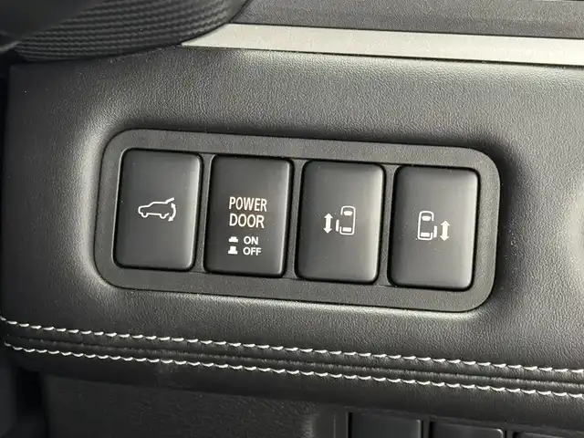 三菱 デリカＤ：５ シャモニー 三重県 2025(令7)年 0.1千km 黒Ⅱ 登録済未使用車/2.2L ディーゼルターボ/パートタイム4WD/MTモード付インパネ8AT/マルチアラウンドモニター/両側オートスライドドア/e-Assist/・衝突被害軽減ブレーキシステム［FCM］/・車線逸脱警報システム［LDW］/・レーダークルーズコントロールシステム［ACC］/・オートマチックハイビーム［AHB］/・誤発進抑制機能（前進時）/・後側方車両検知警報システム（レーンチェンジアシスト機能付）［BSW/LCA］/・後退時交差車両検知警報システム［RCTA］/など/装備/・ハーフレザーシート/・シートヒーター（D/N）/・パワーシート（D6way）/・エレクトリックテールゲート（電動バックドア）/・左右独立オートエアコン/・AC100V電源コンセント（100W）/・オートライト/・LED ヘッドランプ＋フロントフォグランプ/・パドルシフト/・オートワイパー/・自動防眩ルームミラー（カメラモニター内蔵）/・シャモニー専用 純正18inAW（ブラック塗装）/・プッシュスタート/・CHAMONIX専用OPボディカラー『ブラックダイヤモンド／ブラックマイカ［X47X42］［X3X］』/・保/取/・スマートキーx2/など