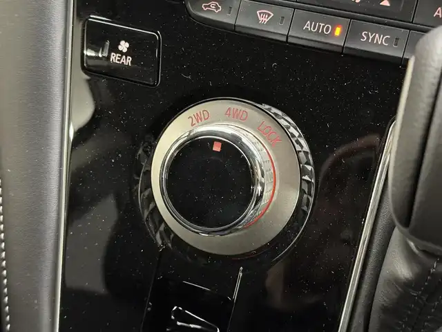 三菱 デリカＤ：５ シャモニー 三重県 2025(令7)年 0.1千km 黒Ⅱ 登録済未使用車/2.2L ディーゼルターボ/パートタイム4WD/MTモード付インパネ8AT/マルチアラウンドモニター/両側オートスライドドア/e-Assist/・衝突被害軽減ブレーキシステム［FCM］/・車線逸脱警報システム［LDW］/・レーダークルーズコントロールシステム［ACC］/・オートマチックハイビーム［AHB］/・誤発進抑制機能（前進時）/・後側方車両検知警報システム（レーンチェンジアシスト機能付）［BSW/LCA］/・後退時交差車両検知警報システム［RCTA］/など/装備/・ハーフレザーシート/・シートヒーター（D/N）/・パワーシート（D6way）/・エレクトリックテールゲート（電動バックドア）/・左右独立オートエアコン/・AC100V電源コンセント（100W）/・オートライト/・LED ヘッドランプ＋フロントフォグランプ/・パドルシフト/・オートワイパー/・自動防眩ルームミラー（カメラモニター内蔵）/・シャモニー専用 純正18inAW（ブラック塗装）/・プッシュスタート/・CHAMONIX専用OPボディカラー『ブラックダイヤモンド／ブラックマイカ［X47X42］［X3X］』/・保/取/・スマートキーx2/など