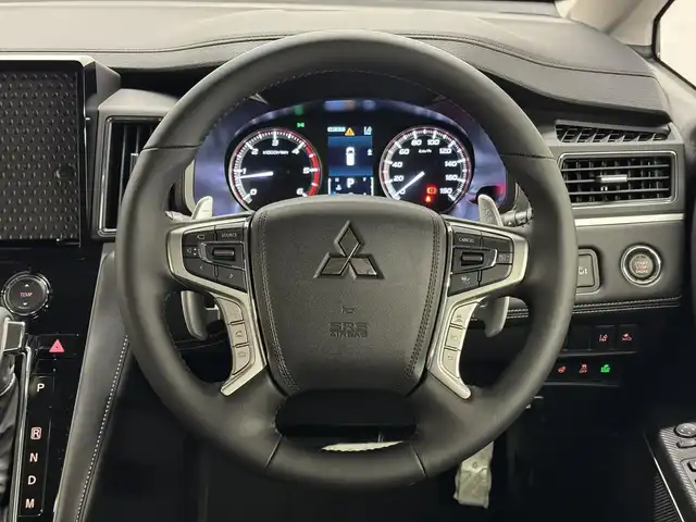 三菱 デリカＤ：５ シャモニー 三重県 2025(令7)年 0.1千km 黒Ⅱ 登録済未使用車/2.2L ディーゼルターボ/パートタイム4WD/MTモード付インパネ8AT/マルチアラウンドモニター/両側オートスライドドア/e-Assist/・衝突被害軽減ブレーキシステム［FCM］/・車線逸脱警報システム［LDW］/・レーダークルーズコントロールシステム［ACC］/・オートマチックハイビーム［AHB］/・誤発進抑制機能（前進時）/・後側方車両検知警報システム（レーンチェンジアシスト機能付）［BSW/LCA］/・後退時交差車両検知警報システム［RCTA］/など/装備/・ハーフレザーシート/・シートヒーター（D/N）/・パワーシート（D6way）/・エレクトリックテールゲート（電動バックドア）/・左右独立オートエアコン/・AC100V電源コンセント（100W）/・オートライト/・LED ヘッドランプ＋フロントフォグランプ/・パドルシフト/・オートワイパー/・自動防眩ルームミラー（カメラモニター内蔵）/・シャモニー専用 純正18inAW（ブラック塗装）/・プッシュスタート/・CHAMONIX専用OPボディカラー『ブラックダイヤモンド／ブラックマイカ［X47X42］［X3X］』/・保/取/・スマートキーx2/など