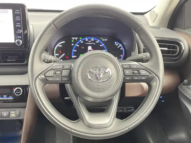 トヨタ ヤリスクロス ハイブリッド Z 千葉県 2020(令2)年 0.7万km センシュアルレッドマイカ 禁煙車/トヨタセーフティセンス/・レーントレーシングアシスト/・レーンディパーチャーアラート/・プリクラッシュセーフティ/・プリクラッシュセーフティブレーキ/・クリアランスソナー/・ブラインドスポットモニター/・ヘッドアップディスプレイ/・レーダークルーズコントロール/純正８型ディスプレイオーディオナビ付き/・USB/Bluetooth/・全方位カメラ/・ビルトインETC/皮巻きステアリング/・ステアリングスイッチ/ハーフレザーシート/・D席パワーシート/・DNシートヒーター/電子パーキング/・ブレーキホールド/純正フロアマット/純正18インチAW/オートライト/・オートマチックハイビーム/・LEDヘッドライト