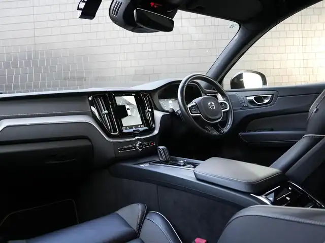 ボルボ ＸＣ６０ B6 AWD Rデザイン 静岡県 2021(令3)年 4.1万km 黒 インテリセーフティ/衝突軽減ブレーキACC/レーンキープ　BLIS/パノラマサンルーフ/ハーフレザーシートシートヒーター/パワーシート　運転席メモリー機能/HDDナビフルセグTVBluetoothCarplay対応/全方位カメラ/ヘッドアップディスプレイ/harman/kardonサラウンド/パワーバックオア/ワイヤレス充電/DSRCETC