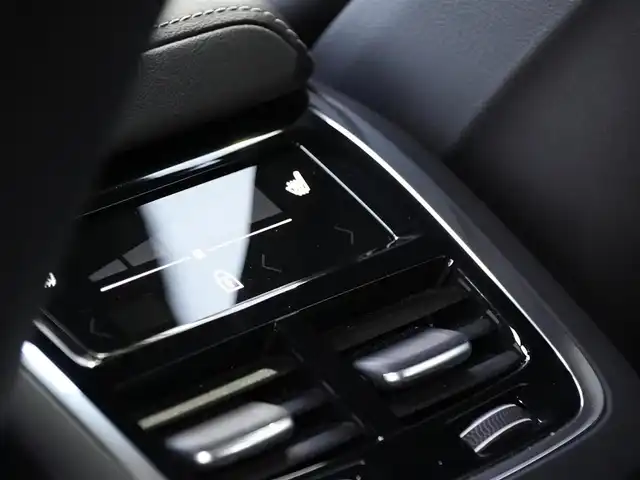 ボルボ ＸＣ６０ B6 AWD Rデザイン 静岡県 2021(令3)年 4.1万km 黒 インテリセーフティ/衝突軽減ブレーキACC/レーンキープ　BLIS/パノラマサンルーフ/ハーフレザーシートシートヒーター/パワーシート　運転席メモリー機能/HDDナビフルセグTVBluetoothCarplay対応/全方位カメラ/ヘッドアップディスプレイ/harman/kardonサラウンド/パワーバックオア/ワイヤレス充電/DSRCETC