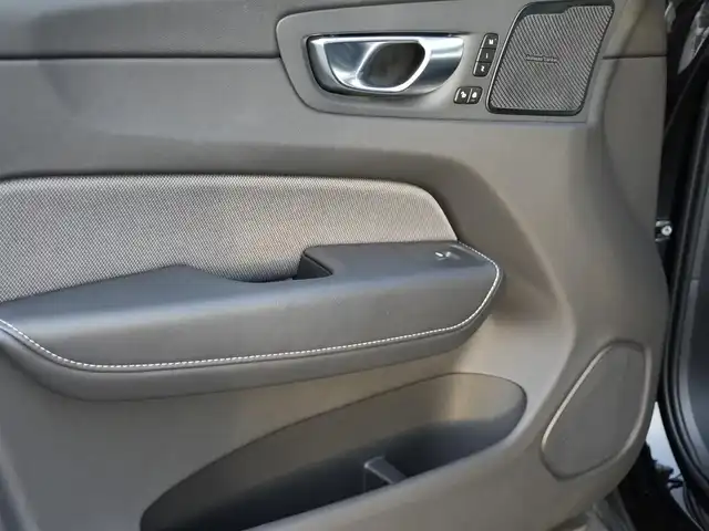 ボルボ ＸＣ６０ B6 AWD Rデザイン 静岡県 2021(令3)年 4.1万km 黒 インテリセーフティ/衝突軽減ブレーキACC/レーンキープ　BLIS/パノラマサンルーフ/ハーフレザーシートシートヒーター/パワーシート　運転席メモリー機能/HDDナビフルセグTVBluetoothCarplay対応/全方位カメラ/ヘッドアップディスプレイ/harman/kardonサラウンド/パワーバックオア/ワイヤレス充電/DSRCETC