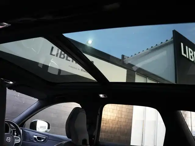 ボルボ ＸＣ６０ B6 AWD Rデザイン 静岡県 2021(令3)年 4.1万km 黒 インテリセーフティ/衝突軽減ブレーキACC/レーンキープ　BLIS/パノラマサンルーフ/ハーフレザーシートシートヒーター/パワーシート　運転席メモリー機能/HDDナビフルセグTVBluetoothCarplay対応/全方位カメラ/ヘッドアップディスプレイ/harman/kardonサラウンド/パワーバックオア/ワイヤレス充電/DSRCETC