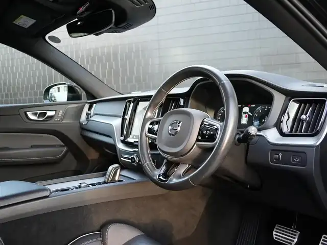 ボルボ ＸＣ６０ B6 AWD Rデザイン 静岡県 2021(令3)年 4.1万km 黒 インテリセーフティ/衝突軽減ブレーキACC/レーンキープ　BLIS/パノラマサンルーフ/ハーフレザーシートシートヒーター/パワーシート　運転席メモリー機能/HDDナビフルセグTVBluetoothCarplay対応/全方位カメラ/ヘッドアップディスプレイ/harman/kardonサラウンド/パワーバックオア/ワイヤレス充電/DSRCETC