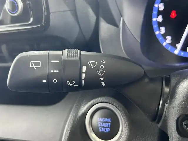 トヨタ ヤリスクロス Z 佐賀県 2023(令5)年 1.3万km プラチナホワイトパールマイカ 純正ディスプレイオーディオ/Bluetooth/MiraCast/バックカメラ/ビルトインETC/トヨタセーフティセンス/レーンキープアシスト/クルーズコントロール/ブラインドスポットモニター/運転席パワーシート/運転席・助手席シートヒーター/ハンドルヒーター/電子パーキングブレーキ/オートブレーキホールド/オートハイビーム/純正18インチAW