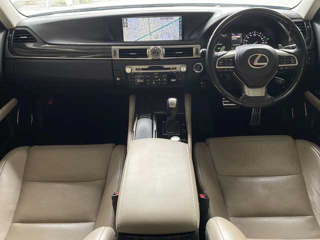 レクサス ＧＳ 300h バージョンL 愛知県 2015(平27)年 7.2万km マーキュリーグレーマイカ /ナビ/フルセグTV/BT/CD/DVD//マークレビンソン(プレミアムサウンドシステム)//ビルトインETC2.0//三眼フルLEDライト/オートライト/オートハイビーム//LEDフォグランプ/ヘッドライトウォッシャー//ヘッドアップディスプレイ//ムーンルーフ(チルド＆スライド式)//ベージュ本革シート/シートヒーター/シートベンチレーター//クリアランスソナー//パワーシート/メモリーシート//PCS/ACC/LKA/BSM//コンビステア/ステアスイッチ/パドルS/ステアヒーター//AC100V電源//純正18インチAW//純正フロアマット//純正ドアバイザー//スペアキー(カード＋スマートキー)//取扱説明書