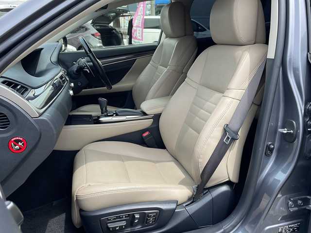 レクサス ＧＳ 300h バージョンL 愛知県 2015(平27)年 7.2万km マーキュリーグレーマイカ /ナビ/フルセグTV/BT/CD/DVD//マークレビンソン(プレミアムサウンドシステム)//ビルトインETC2.0//三眼フルLEDライト/オートライト/オートハイビーム//LEDフォグランプ/ヘッドライトウォッシャー//ヘッドアップディスプレイ//ムーンルーフ(チルド＆スライド式)//ベージュ本革シート/シートヒーター/シートベンチレーター//クリアランスソナー//パワーシート/メモリーシート//PCS/ACC/LKA/BSM//コンビステア/ステアスイッチ/パドルS/ステアヒーター//AC100V電源//純正18インチAW//純正フロアマット//純正ドアバイザー//スペアキー(カード＋スマートキー)//取扱説明書