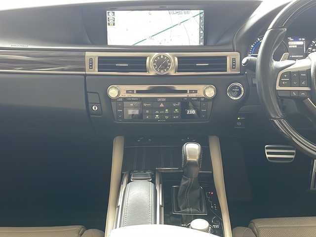 レクサス ＧＳ 300h バージョンL 愛知県 2015(平27)年 7.2万km マーキュリーグレーマイカ /ナビ/フルセグTV/BT/CD/DVD//マークレビンソン(プレミアムサウンドシステム)//ビルトインETC2.0//三眼フルLEDライト/オートライト/オートハイビーム//LEDフォグランプ/ヘッドライトウォッシャー//ヘッドアップディスプレイ//ムーンルーフ(チルド＆スライド式)//ベージュ本革シート/シートヒーター/シートベンチレーター//クリアランスソナー//パワーシート/メモリーシート//PCS/ACC/LKA/BSM//コンビステア/ステアスイッチ/パドルS/ステアヒーター//AC100V電源//純正18インチAW//純正フロアマット//純正ドアバイザー//スペアキー(カード＋スマートキー)//取扱説明書