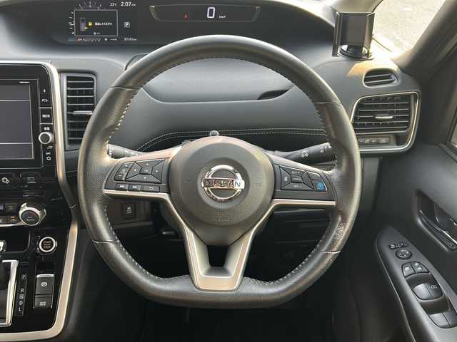 日産 セレナ ハイウェイスター 沖縄県 2017(平29)年 9.8万km ダイヤモンドブラック フリップダウンモニター/ディーラーオプションナビ/フルセグＴＶ/オーディオ（CD、DVD、Bluetooth、SD）/全方位カメラ/両側パワースライドドア/プロパイロット機能/デジタルインナーミラー/ビルトインＥＴＣ/ステアリングスイッチ/リアサンシェード