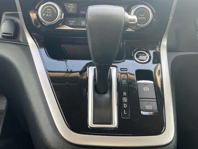 日産 セレナ ハイウェイスター 沖縄県 2017(平29)年 9.8万km ダイヤモンドブラック フリップダウンモニター/ディーラーオプションナビ/フルセグＴＶ/オーディオ（CD、DVD、Bluetooth、SD）/全方位カメラ/両側パワースライドドア/プロパイロット機能/デジタルインナーミラー/ビルトインＥＴＣ/ステアリングスイッチ/リアサンシェード