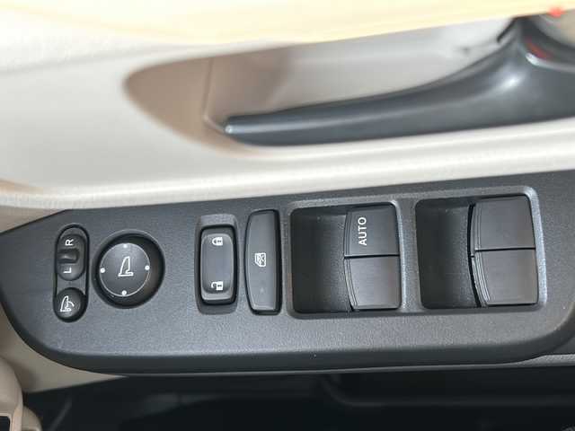 ホンダ Ｎ ＢＯＸ ファッションスタイル 千葉県 2023(令5)年 0.8万km 黄Ｍ １オーナー　８型ナビ　フルセグ　アップルカープレイ　ＢＴ　ＵＳＢ　タイプＣ　両側パワースライドドア　シートヒーター　フロアマット　ＬＥＤライト　オートライト　ソナー　ホワイトミラー　スマートキー