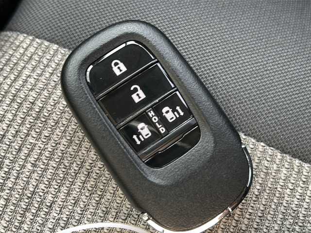 ホンダ Ｎ ＢＯＸ ファッションスタイル 千葉県 2023(令5)年 0.8万km 黄Ｍ １オーナー　８型ナビ　フルセグ　アップルカープレイ　ＢＴ　ＵＳＢ　タイプＣ　両側パワースライドドア　シートヒーター　フロアマット　ＬＥＤライト　オートライト　ソナー　ホワイトミラー　スマートキー