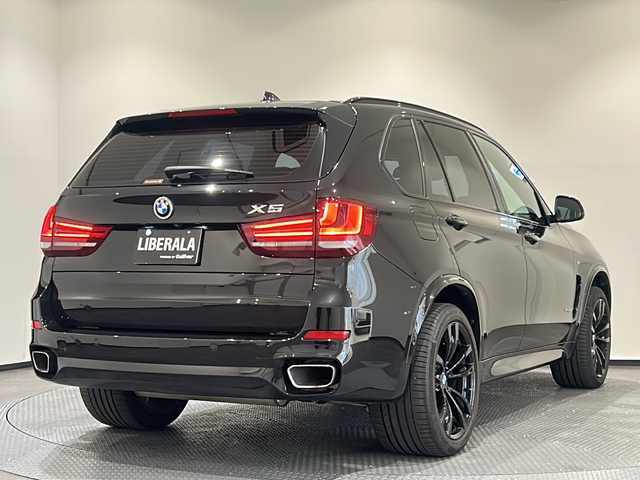 ＢＭＷ Ｘ５ リミテッドブラック 新潟県 2018(平30)年 5.2万km サファイアブラックP X5特別仕様車リミテッドブラック装備110台限定装備/・Mパフォーマンスキドニーグリル（ブラック）/・20インチMライトアロイホイール ダブルスポーク スタイリング/・ダコタレザーシート（ブラック）/・アルミニウムヘキサゴントリム（特別装備）/・電動パノラマガラスサンルーフ/・リアシートヒーティング/・ソフトクローズドア/・12V電源ソケット/・アダプティブLEDヘッドライト/・harman/kardonサラウンドサウンドシステム/・Mパフォーマンスアルミニウムペダル/・BMWヘッドアップ・ディスプレイ/・専用バッジ（シリアルナンバー入り100/47）/標準装備/・パークディスタンスコントロール/・360度カメラ/・アダプティブクルーズコントロール/・ダウンヒルアシストコントロール/・レーンキープアシスト/スペアキー