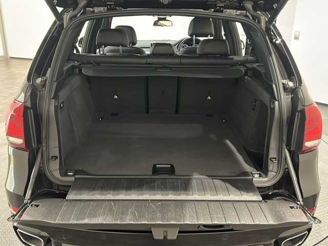ＢＭＷ Ｘ５ リミテッドブラック 新潟県 2018(平30)年 5.2万km サファイアブラックP X5特別仕様車リミテッドブラック装備110台限定装備/・Mパフォーマンスキドニーグリル（ブラック）/・20インチMライトアロイホイール ダブルスポーク スタイリング/・ダコタレザーシート（ブラック）/・アルミニウムヘキサゴントリム（特別装備）/・電動パノラマガラスサンルーフ/・リアシートヒーティング/・ソフトクローズドア/・12V電源ソケット/・アダプティブLEDヘッドライト/・harman/kardonサラウンドサウンドシステム/・Mパフォーマンスアルミニウムペダル/・BMWヘッドアップ・ディスプレイ/・専用バッジ（シリアルナンバー入り100/47）/標準装備/・パークディスタンスコントロール/・360度カメラ/・アダプティブクルーズコントロール/・ダウンヒルアシストコントロール/・レーンキープアシスト/スペアキー