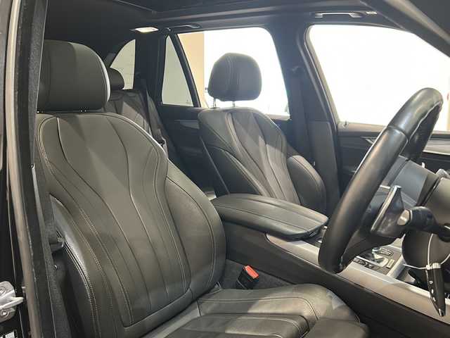 ＢＭＷ Ｘ５ リミテッドブラック 新潟県 2018(平30)年 5.2万km サファイアブラックP X5特別仕様車リミテッドブラック装備110台限定装備/・Mパフォーマンスキドニーグリル（ブラック）/・20インチMライトアロイホイール ダブルスポーク スタイリング/・ダコタレザーシート（ブラック）/・アルミニウムヘキサゴントリム（特別装備）/・電動パノラマガラスサンルーフ/・リアシートヒーティング/・ソフトクローズドア/・12V電源ソケット/・アダプティブLEDヘッドライト/・harman/kardonサラウンドサウンドシステム/・Mパフォーマンスアルミニウムペダル/・BMWヘッドアップ・ディスプレイ/・専用バッジ（シリアルナンバー入り100/47）/標準装備/・パークディスタンスコントロール/・360度カメラ/・アダプティブクルーズコントロール/・ダウンヒルアシストコントロール/・レーンキープアシスト/スペアキー