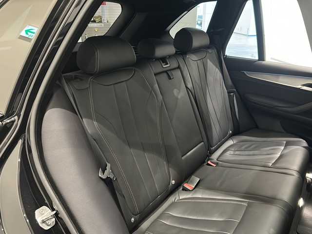 ＢＭＷ Ｘ５ リミテッドブラック 新潟県 2018(平30)年 5.2万km サファイアブラックP X5特別仕様車リミテッドブラック装備110台限定装備/・Mパフォーマンスキドニーグリル（ブラック）/・20インチMライトアロイホイール ダブルスポーク スタイリング/・ダコタレザーシート（ブラック）/・アルミニウムヘキサゴントリム（特別装備）/・電動パノラマガラスサンルーフ/・リアシートヒーティング/・ソフトクローズドア/・12V電源ソケット/・アダプティブLEDヘッドライト/・harman/kardonサラウンドサウンドシステム/・Mパフォーマンスアルミニウムペダル/・BMWヘッドアップ・ディスプレイ/・専用バッジ（シリアルナンバー入り100/47）/標準装備/・パークディスタンスコントロール/・360度カメラ/・アダプティブクルーズコントロール/・ダウンヒルアシストコントロール/・レーンキープアシスト/スペアキー