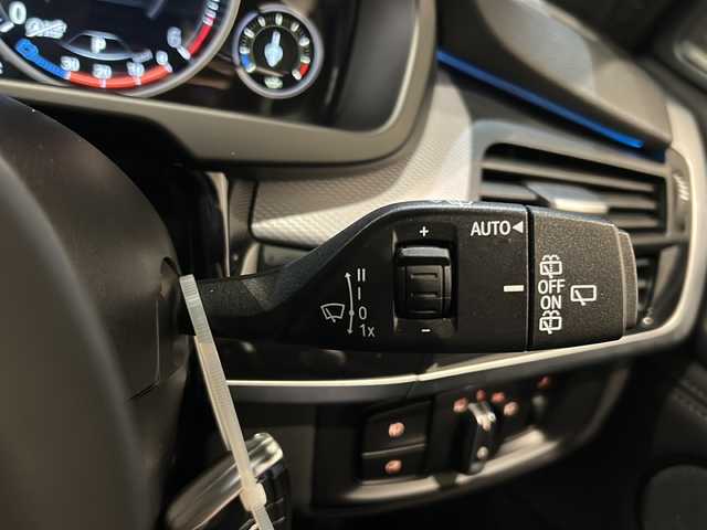 ＢＭＷ Ｘ５ リミテッドブラック 新潟県 2018(平30)年 5.2万km サファイアブラックP X5特別仕様車リミテッドブラック装備110台限定装備/・Mパフォーマンスキドニーグリル（ブラック）/・20インチMライトアロイホイール ダブルスポーク スタイリング/・ダコタレザーシート（ブラック）/・アルミニウムヘキサゴントリム（特別装備）/・電動パノラマガラスサンルーフ/・リアシートヒーティング/・ソフトクローズドア/・12V電源ソケット/・アダプティブLEDヘッドライト/・harman/kardonサラウンドサウンドシステム/・Mパフォーマンスアルミニウムペダル/・BMWヘッドアップ・ディスプレイ/・専用バッジ（シリアルナンバー入り100/47）/標準装備/・パークディスタンスコントロール/・360度カメラ/・アダプティブクルーズコントロール/・ダウンヒルアシストコントロール/・レーンキープアシスト/スペアキー