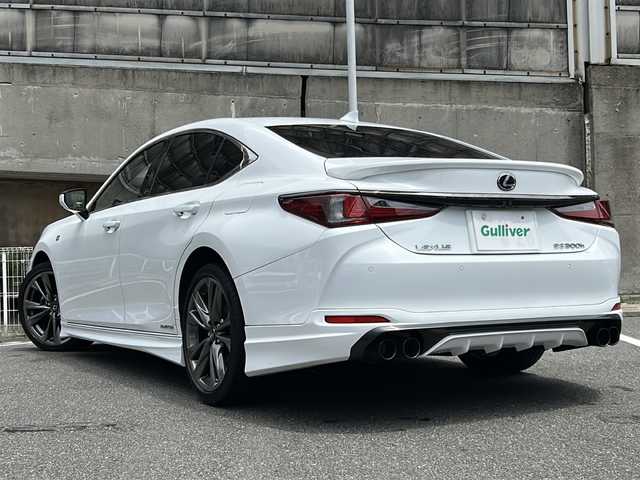 レクサス ＥＳ 300h Fスポーツ 愛知県 2019(平31)年 7.2万km ホワイトノーヴァガラスフレーク TRDエアロ(F・S・R)/TRDスポーツマフラー/サンルーフ/デジタルインナーミラー/純正12・3インチナビ/フルセグTV・BT・DVD・CD・FM・AM・USB/バックカメラ/前席パワーシート/シートポジションメモリー機能/前席エアーシート/前席シートヒーター/パワートランク/プリクラッシュセーフティ/レーダークルーズコントロール/レーンキーピングアシスト/クリアランスソナー/ステアリングヒーター/nanoeエアコン/スポーツシート/前席AC100V/後席AC100V/USB/パドルシフト/ビルトインETC2.0/LEDヘッドライト/オートライト/スマートキー/プッシュスタート/パーキングサポートブレーキ/ドライブモードセレクトスイッチ/前方ドラレコ(SUPER CAT/Z820DR)/後方ドラレコ(ユピテル/SN-R13ｄ)/センターコンソール/純正フロアマット