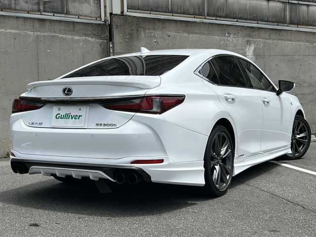 レクサス ＥＳ 300h Fスポーツ 愛知県 2019(平31)年 7.2万km ホワイトノーヴァガラスフレーク TRDエアロ(F・S・R)/TRDスポーツマフラー/サンルーフ/デジタルインナーミラー/純正12・3インチナビ/フルセグTV・BT・DVD・CD・FM・AM・USB/バックカメラ/前席パワーシート/シートポジションメモリー機能/前席エアーシート/前席シートヒーター/パワートランク/プリクラッシュセーフティ/レーダークルーズコントロール/レーンキーピングアシスト/クリアランスソナー/ステアリングヒーター/nanoeエアコン/スポーツシート/前席AC100V/後席AC100V/USB/パドルシフト/ビルトインETC2.0/LEDヘッドライト/オートライト/スマートキー/プッシュスタート/パーキングサポートブレーキ/ドライブモードセレクトスイッチ/前方ドラレコ(SUPER CAT/Z820DR)/後方ドラレコ(ユピテル/SN-R13ｄ)/センターコンソール/純正フロアマット