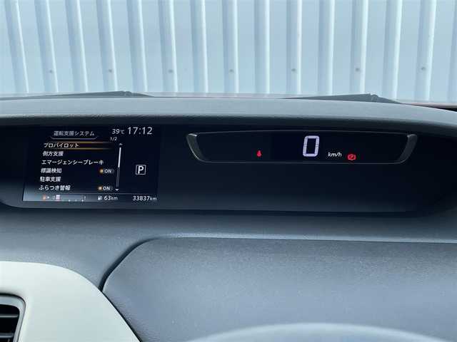 日産 セレナ G 福岡県 2016(平28)年 3.4万km マルーンレッド プロパイロット/フリップダウンモニター/全周囲カメラ/純正９インチナビ（ＭＭ５１６Ｄ－Ｌ）/衝突軽減/両側パワースライドドア/ＬＤＷ/デジタルインナーミラー/ＬＥＤオートライト/ビルトインETC/パーキングアシスト/純正ＡＷ/電動パーキング/ブレーキホールド/シートバックテーブル/ロールサンシェード/スマートキー/プッシュスタート