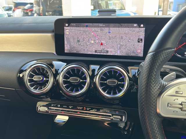 メルセデス・ベンツ Ｍ・ベンツ ＣＬＡ２００ｄ Sブレーク AMGライン 兵庫県 2023(令5)年 1.7万km ポーラホワイト 純正メーカーメモリナビ/  Bluetooth/USB/AM/FM/フルセグテレビ(走行中視聴可能)/純正ビルトインETC2.0/前後ドライブレコーダー/アラウンドビューモニター/ヘッドアップディスプレイ/サンルーフ/パドルシフト/パワーバックドア/パワーシート（D+N席）/シートヒーター（D+N席）/シートメモリ/アイドリングストップ/パーキングアシスト/アダプティブクルーズコントロール/アンチロック・ブレーキ・システム/レーンキープアシスト/前後コーナーセンサー/横滑り防止装置/盗難防止装置/衝突被害軽減システム/パワーステアリング/パワーウィンドウ/純正フロアマット/純正アルミホイール/スマートキー/スペアキー（1本）/エアバッグ（W+サイド）/カーテンエアバッグ/保証書/取扱説明書
