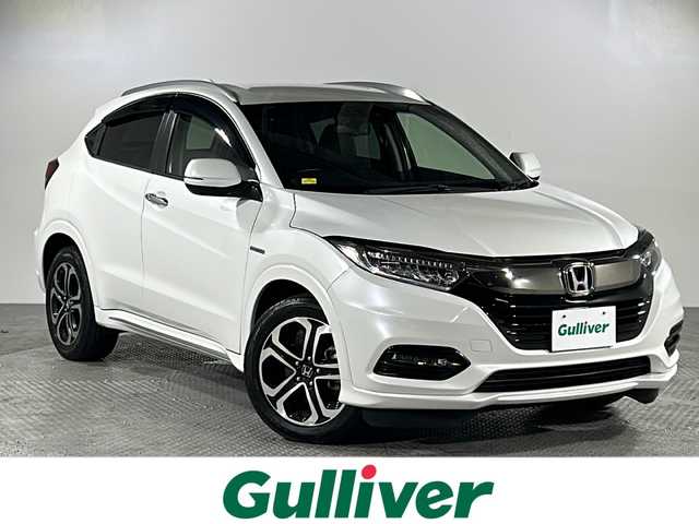 ホンダ ヴェゼル ハイブリッド Z ホンダセンシング 沖縄県 2018(平30)年 2.1万km プラチナホワイトパール 県外仕入れ/禁煙車/純正8インチナビ[VXM-187VFEi]/（フルセグTV　ＣＤ　ＤＶＤ　Ｂｌｕｅｔｏｏｔｈ）/ホンダセンシング/・衝突被害軽減ブレーキ/・車線逸脱警報機能/・アダプティブクルーズコントロール/バックカメラ　/前後ドライブレコーダー　/ＥＴＣ　/ハーフレザーシート　/シートヒーター/ステアリングスイッチ/LEDヘッドライト/純正アルミホイール/横滑り防止装置
