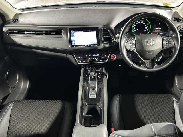 ホンダ ヴェゼル ハイブリッド Z ホンダセンシング 沖縄県 2018(平30)年 2.1万km プラチナホワイトパール 県外仕入れ/禁煙車/純正8インチナビ[VXM-187VFEi]/（フルセグTV　ＣＤ　ＤＶＤ　Ｂｌｕｅｔｏｏｔｈ）/ホンダセンシング/・衝突被害軽減ブレーキ/・車線逸脱警報機能/・アダプティブクルーズコントロール/バックカメラ　/前後ドライブレコーダー　/ＥＴＣ　/ハーフレザーシート　/シートヒーター/ステアリングスイッチ/LEDヘッドライト/純正アルミホイール/横滑り防止装置